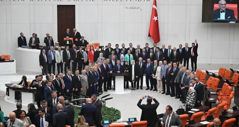 70-gunluk-tatil-karari-resmi-gazetede-yayimlandi-ZOJ688TQ.jpg