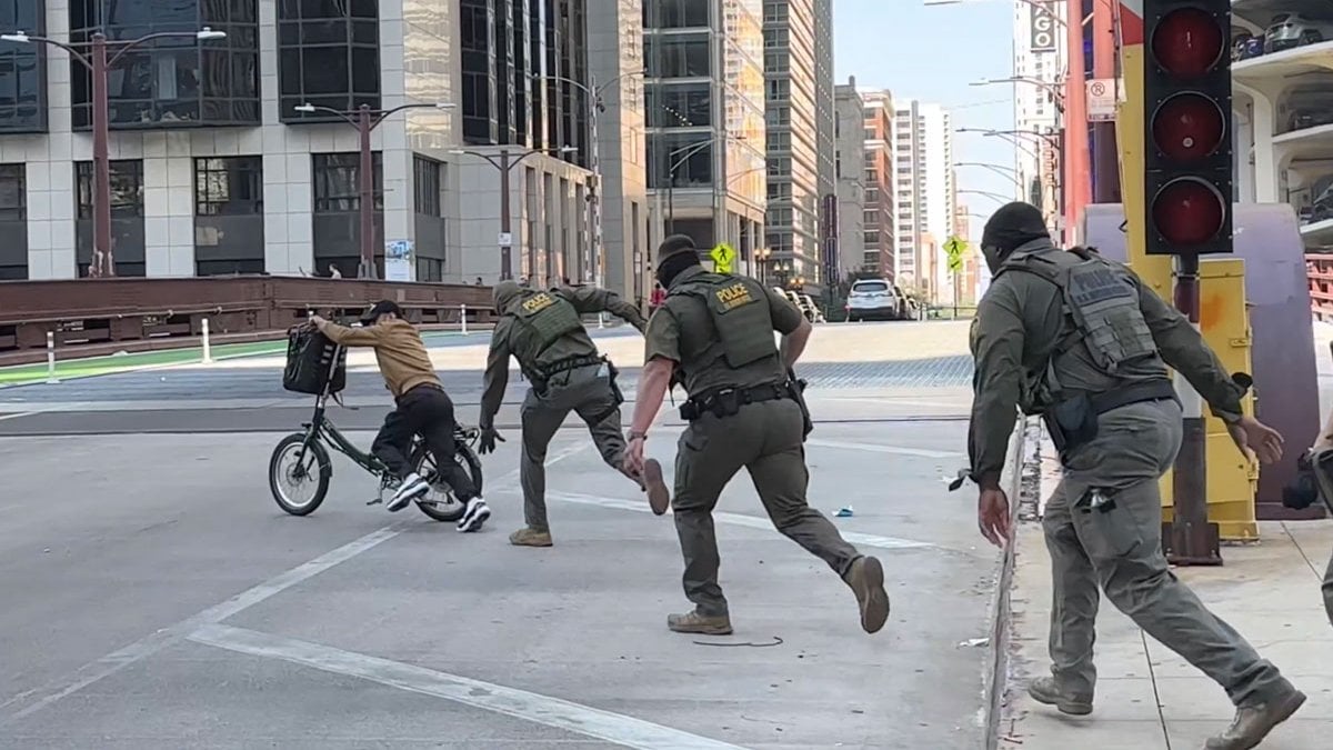 abd bu goruntuleri konusuyor tam techizatli ajanlar sokak ortasinda kuryeyi kovaladi rM4LYv3B