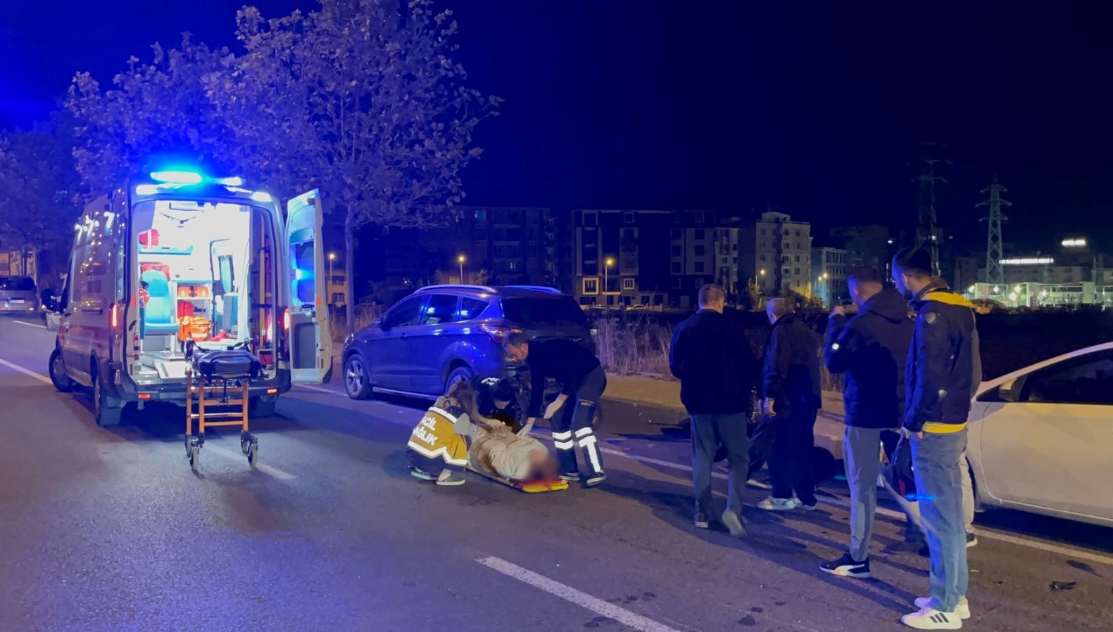 ehliyetsiz surucu park halindeki otomobile carpti fMMM7hFE.jpg