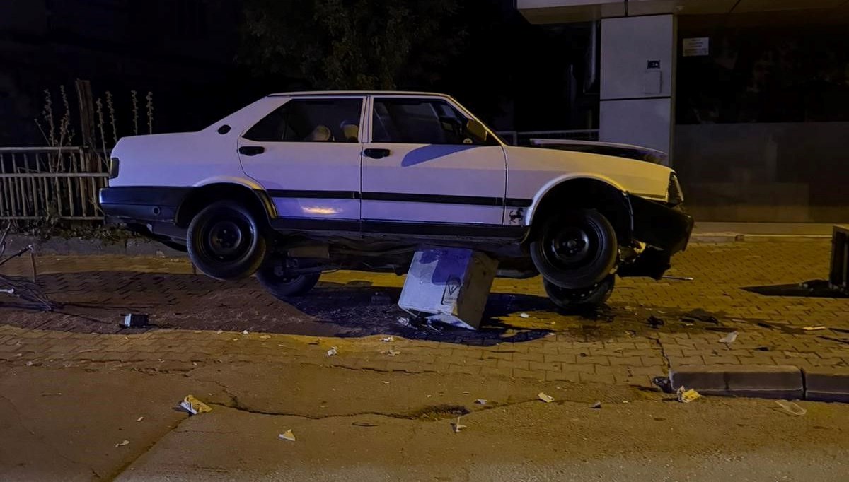 nigdede otomobil trafoya cikti TX1Hct86.jpg