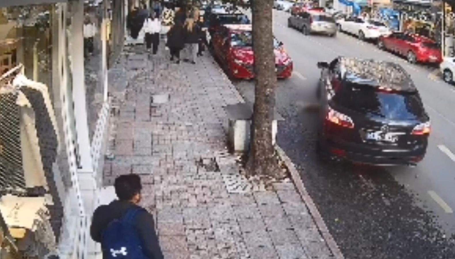 otomobiliyle kukii ezip kacti EUuyKx6A.jpg