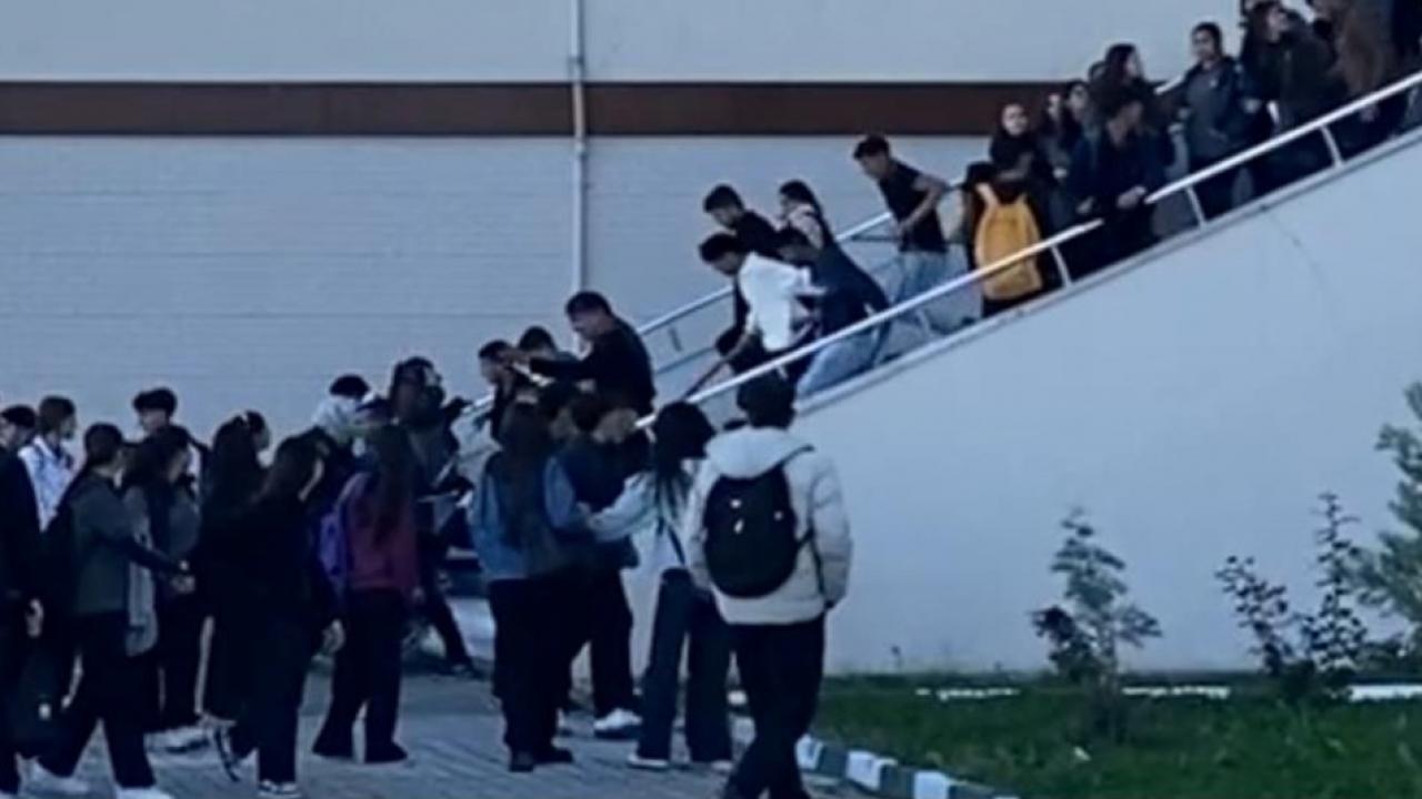 okulda korku dolu anlar sopalarla baskin yaptilar u42wU8gZ.jpg