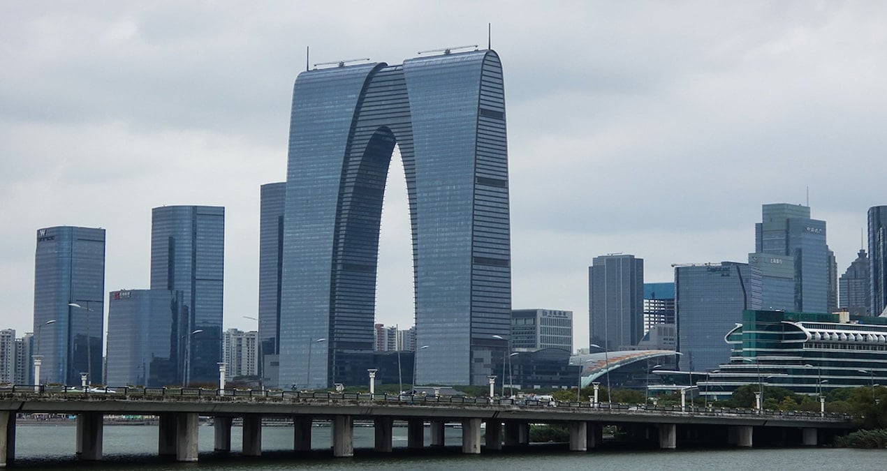 Şehirdeki Devasa Pantolon: Doğu’nun Kapısı