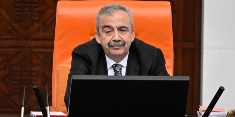 sirri-sureyya-onderin-hayati-belgesel-oluyor-cekimler-basladi-RTKx732Z
