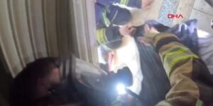 yanginda-dumandan-bayilan-kisiyi-itfaiye-boyle-kurtardi-zamanla-yaris-kask-kamerasinda-EqkQuzXQ