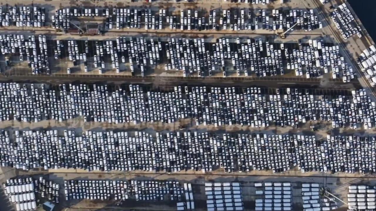 Istanbulda binlerce sifir otomobil havadan goruntulendi jdH4ffG6