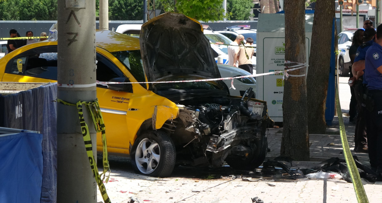 Konyada feci kaza kaldirima cikan taksi anne ile kizini hayattan kopardi jKibCLzU